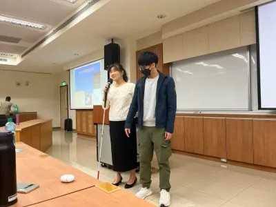 我與視障者案主正在示範人導法