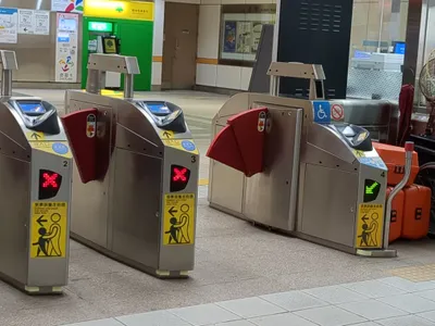 捷運的無障礙刷票閘門較一般的閘門寛，輪椅使用者也能通過。
