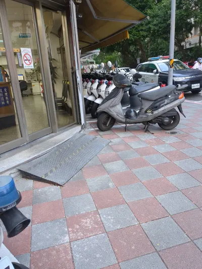 店家的門口有台階