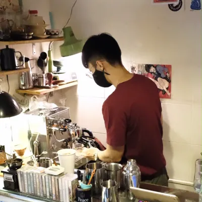 我在万象的吧台內，正在操作義式咖啡機