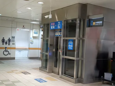 捷運站內的電梯。