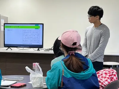 我在台前講述課程