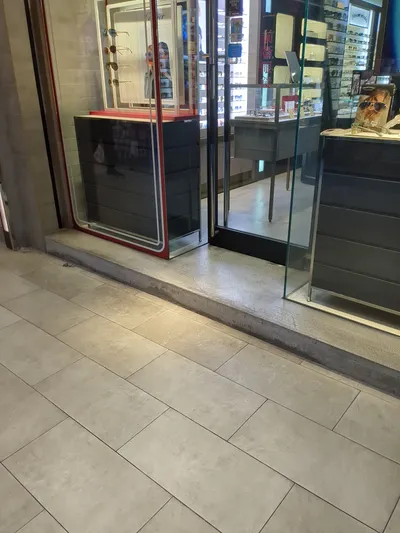 店家的門口有台階