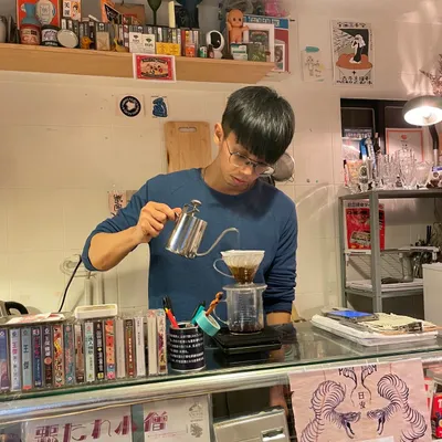 我正在我工作的店裡沖煮手沖咖啡